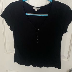 Common stitch black top with button detail